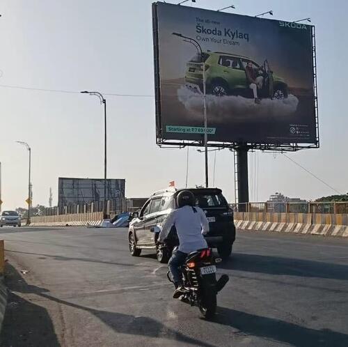 Berita perusahaan terbaru tentang Lampu sorot LED JMK Technology menerangi landmark India, menciptakan patokan baru untuk pencahayaan iklan kelas atas