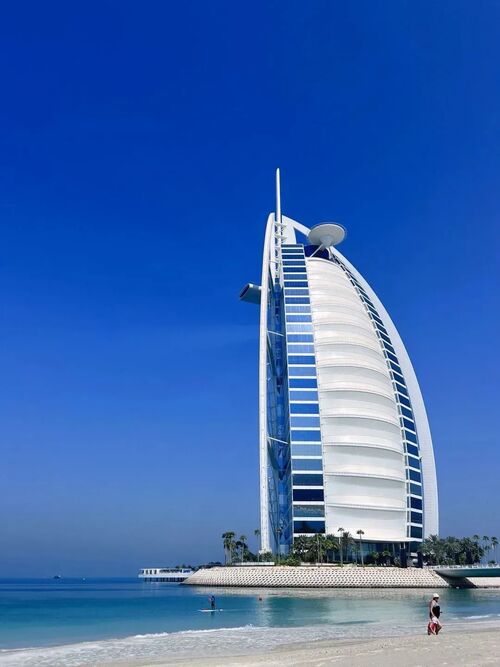 Berita perusahaan terbaru tentang Lampu meja juga dapat menerangi Dubai Marina Hotel