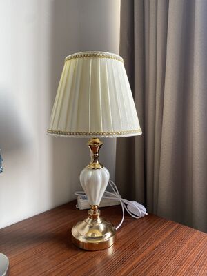 İyi bir fiyat. Retro LED Masa Lambası Yaratıcı Kısılabilir Otel/Çalışma/Başucu Lambası Lüks Otel Dekoratif Masa Lambası çevrimiçi