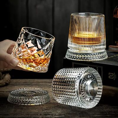 Buon prezzo Bicchiere di whisky con caratteristica rotante di lucentezza nel buio 280 ml Bicchieri di vino regalo creativo Ambient Night Light in linea